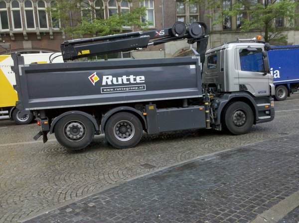 Vrachtauto Rutte naast stembureau